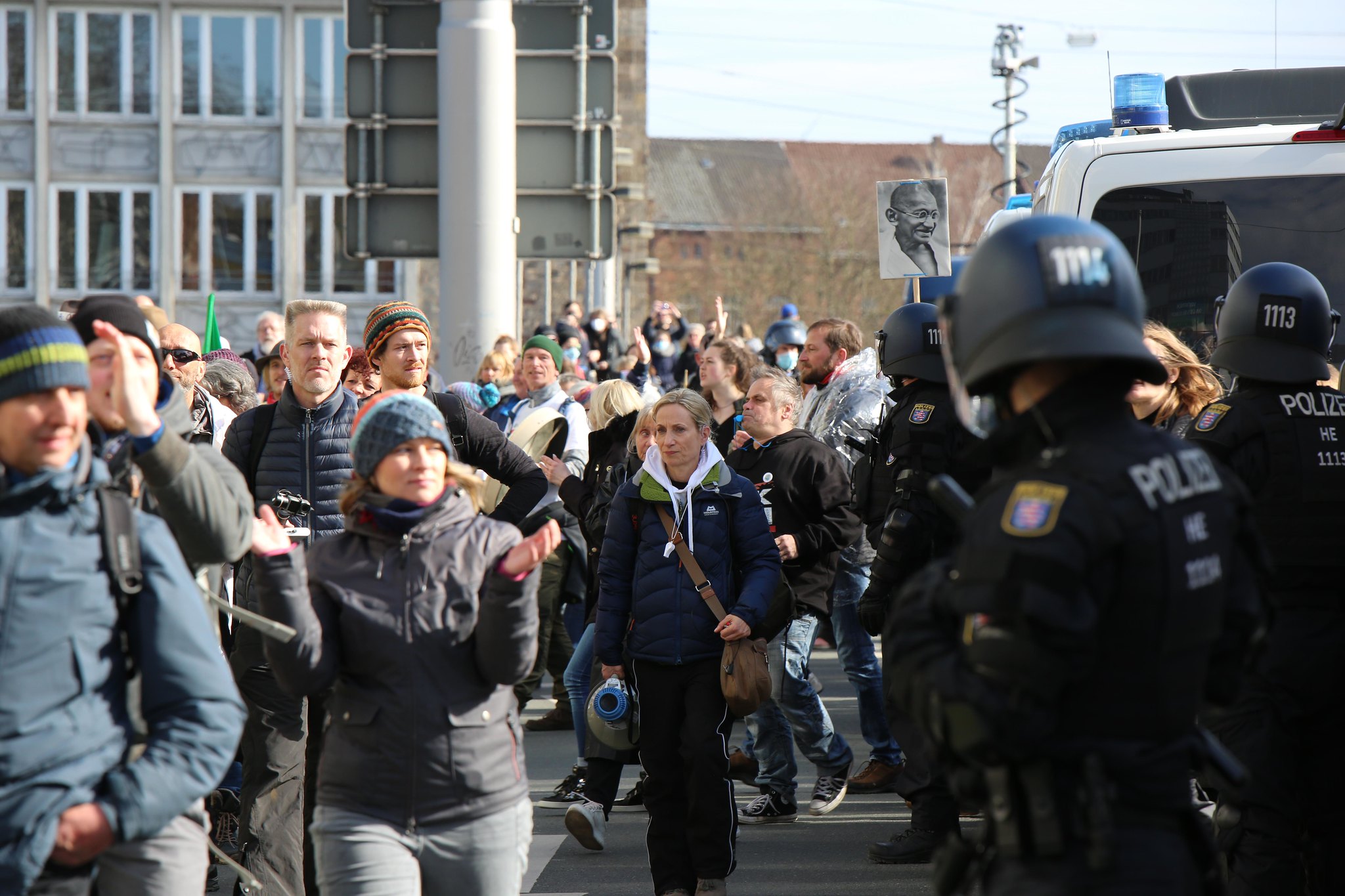 Pensador lateral, Mahatma Gandhi y la policía en Kassel el 20.03.21